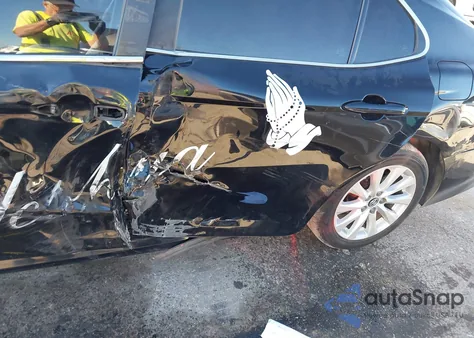 2018 Toyota Camry Le z USA, uszkodzony, nr VIN 4T1B11HK7JU099097